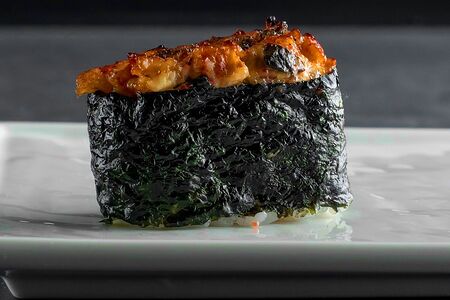 Гункан запеченный Спайси-угорь