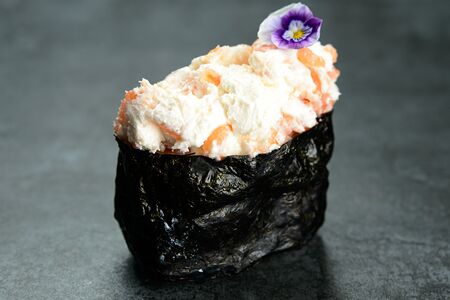 Гункан сливочный лосось