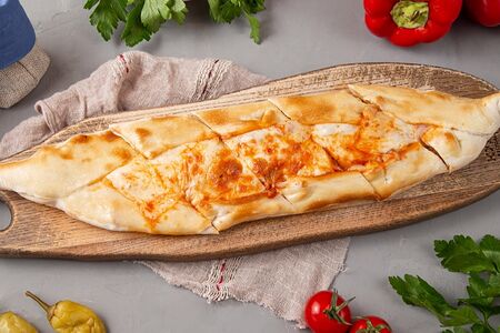 Пиде с телятиной, томатами и сыром