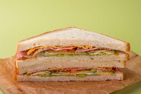 Биг-клаб с копченым беконом и яйцом