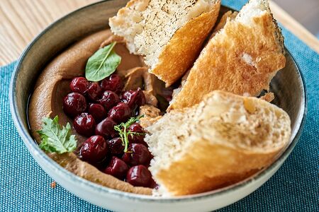 Паштет из куриной печени с пряной вишней