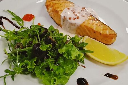 Сёмга гриль под икорным соусом