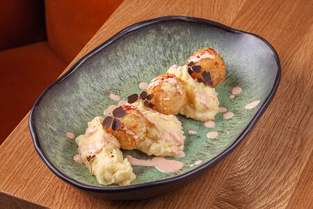 Буртеби из креветок и картофельное пюре