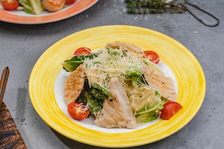 Салат Цезарь с курицей