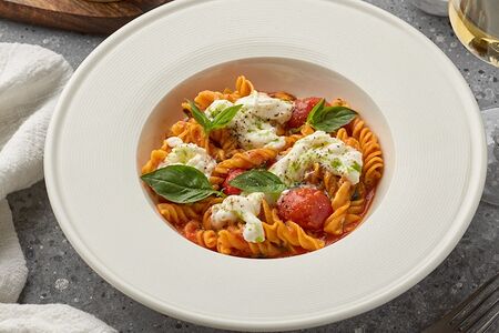 Фузилли Помодоро со страчателлой