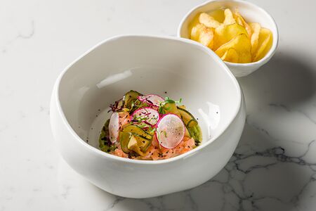 Тар-тар из лосося с чипсами из картофеля