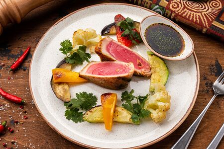 Стейк из тунца с овощами на гриле