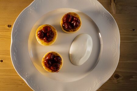 Сырники с конфитюром и сметаной