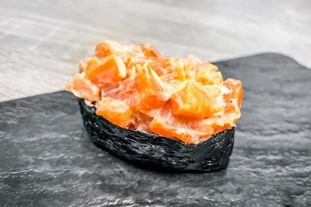 Гункан с лососем