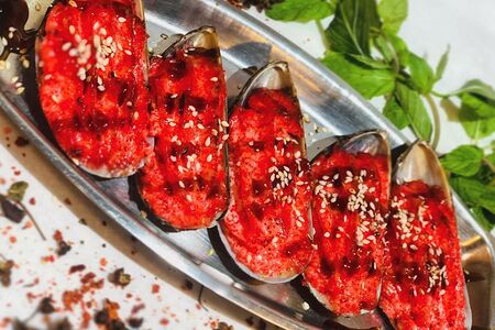 Запечённые мидии с икрой тобико