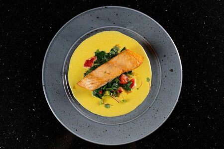 Филе лосося со шпинатом