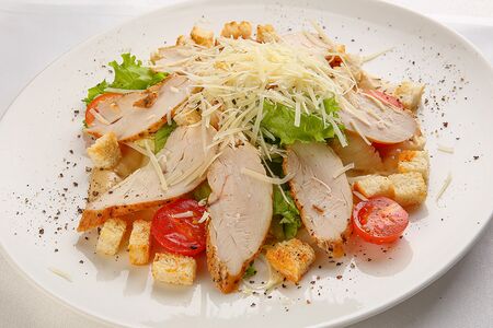 Салат Цезарь с куриной грудкой под классическим соусом