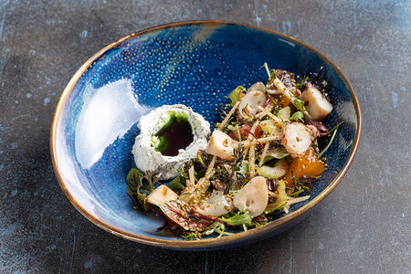 Салат с осьминогом, сезонным фруктом и ядрами конопли