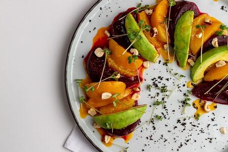 Салат из запечённой свеклы с авокадо и апельсином