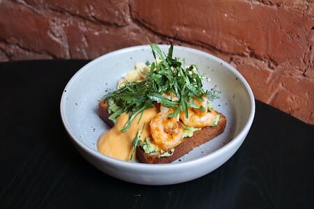 Скрэмбл тост с гуакамоле и креветками карри