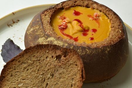 Чечевичный крем-суп в хлебе