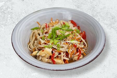 Лапша удон с курицей и овощами в устричном соусе