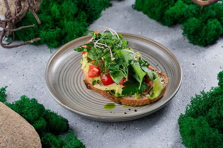 Авокадо тост с томатами и сыром фета