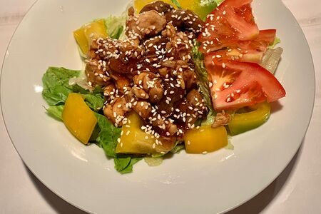 Теплый салат с курицей, грибами и соусом терияки