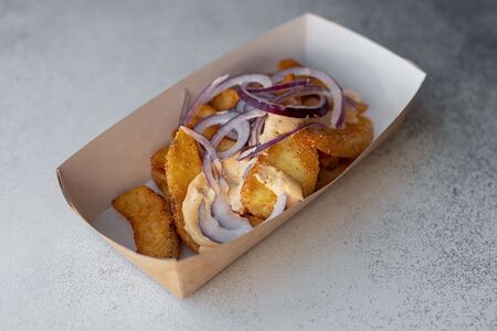 Голландский картофель фри с пикантным соусом