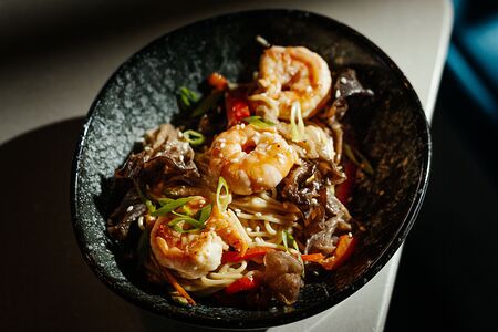 Лапша рамен с креветкой в сливочном соусе карри и грибами муэр