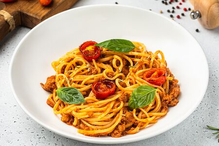 Спагетти с домашним соусом болоньезе