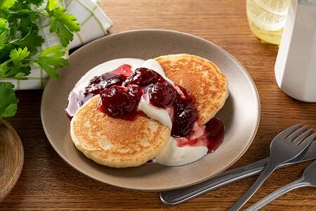 Оладьи со сметаной и вареньем