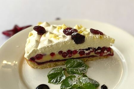 Торт брусничный с белым шоколадом