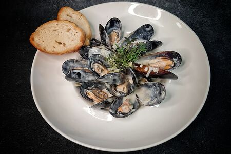 Мидии в соусе дорблю