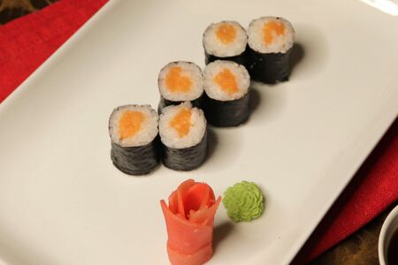 Ролл с лососем