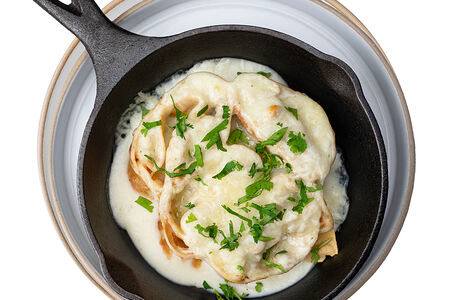 Блины с курицей с соусом бешамель