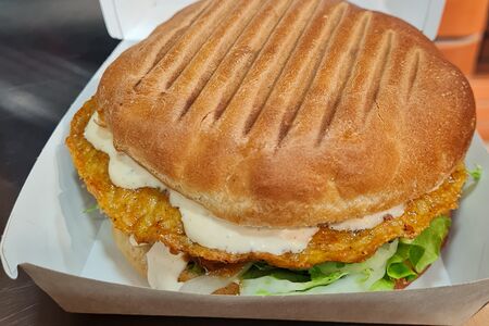 Бургер с куриной котлетой