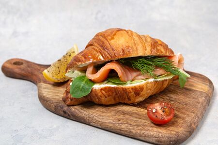 Круассан с лососем и творожным сыром