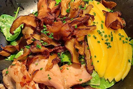 Тёплый салат с курицей, шпинатом, манго и шиитаке