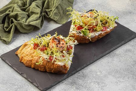 Брускетта с креветками