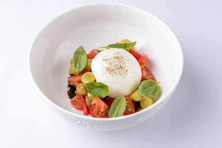 Буррата с винoградом и томатами