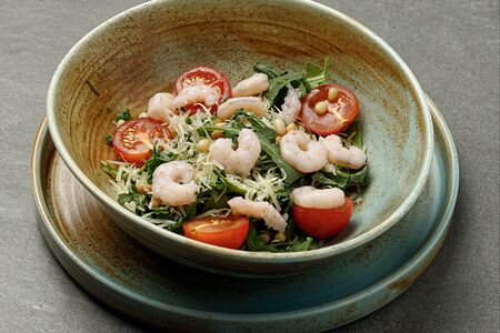 Салат из рукколы с креветками, пармезаном и кедровыми орехами