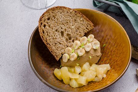 Домашний паштет из куриной печени с чатни из груши и ремесленным хлебом