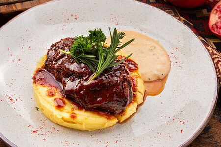 Телячьи щечки с картофельным пюре