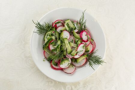 Салат из свежего редиса с огурцом и маслом