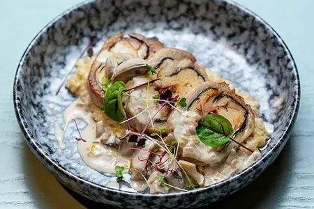 Рулет из цыпленка с белыми грибами