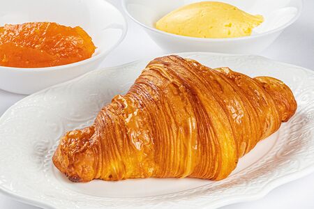 Круассан с маслом и апельсиновым джемом