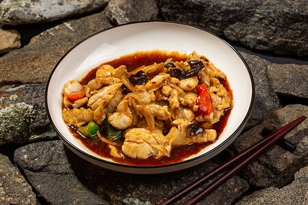 Жареная курица с овощами