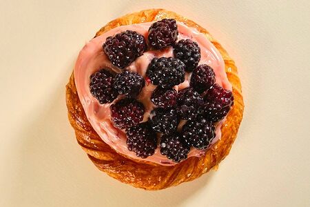 Слойка с ежевикой