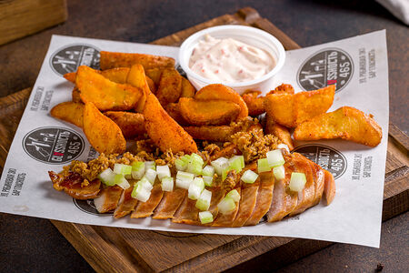 Подкопчёное филе цыпленка с бататом фри