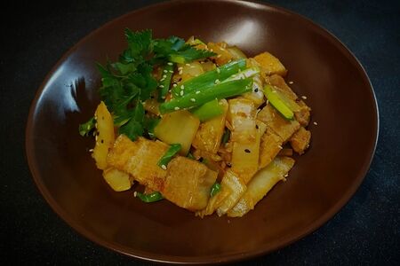 Свинина жареная с кимчи