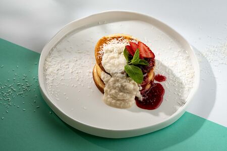 Панкейки с рафаэлло, малиновым джемом и клубникой