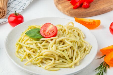 Спагетти с соусом песто