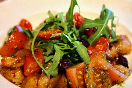 Острый салат с баклажанами, томатами и страчателлой