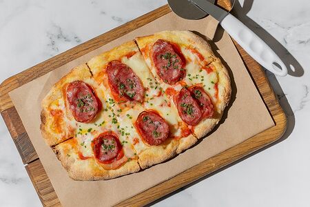 Пицца с салями, ветчиной и пепперони